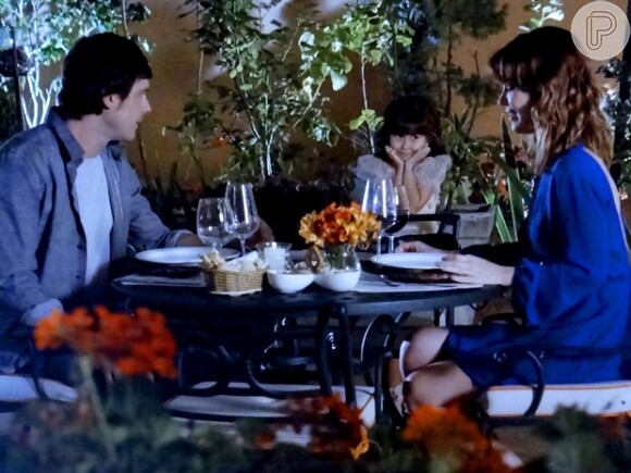 Bella (Nathalia Costa) aparece no jantar de CAíque (Sergio Guizé) e Laura (Nathalia Dill), em 'Alto Astral'