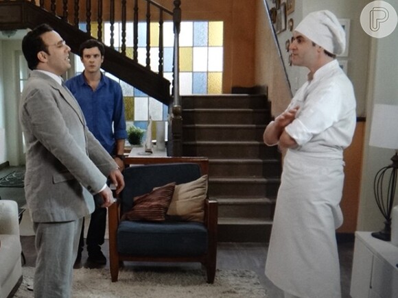 Castilho (Marcelo Médici) discute com o espírito cozinheiro por causa do corpo de Afeganistão (Gabriel Godoy), em 'Alto Astral'