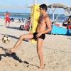 Márcio Garcia mostra talento com a bola, jogando futevôlei na praia da Barra da Tijuca, Zona Oeste do Rio de Janeiro