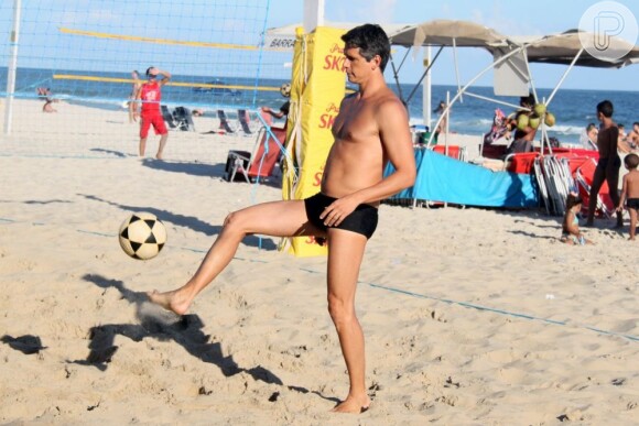 Márcio Garcia mostra talento com a bola, jogando futevôlei na praia da Barra da Tijuca, Zona Oeste do Rio de Janeiro