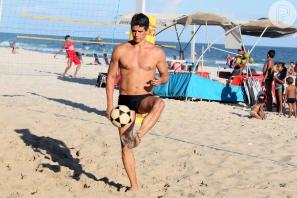 Márcio Garcia faz dribles com a bola na praia da Barra da Tijuca, Zona Oeste do Rio de Janeiro