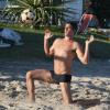 Márcio Garcia joga futevôlei com amigos na praia da Barra da Tijuca, Zona Oeste do Rio de Janeiro