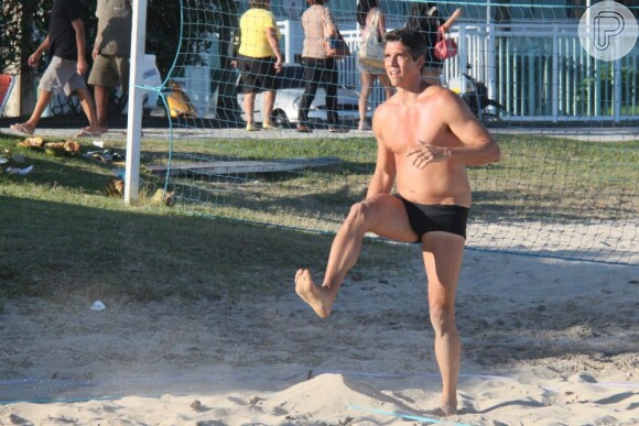 Márcio Garcia sempre é flagrado praticando futevôlei na praia da Barra da Tijuca, Zona Oeste do Rio de Janeiro