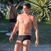 Aos 43 anos, Márcio Garcia exibe boa forma jogando futevôlei na praia da Barra