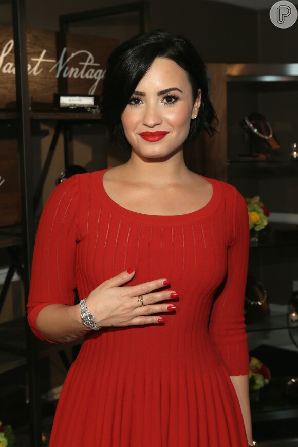 Demi Lovato tranquiliza fãs após ser internada com infecção pulmonar: 'Estou bem', nesta quarta-feira, 25 de fevereiro de 2015