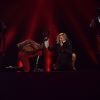 Madonna cai durante apresentação no BRIT Awards 2015
