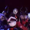 Ao ser puxada pela capa, Madonna cai no palco do BRIT Awards 2015