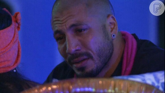 Fernando chora ao lembrar de Aline, durante festa do 'BBB15', em 26 de fevereiro de 2015