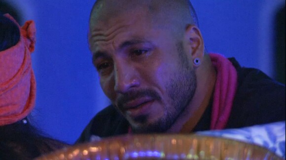 'BBB15': Fernando chora ao pensar em Aline. 'Não sei o que acontece lá fora'