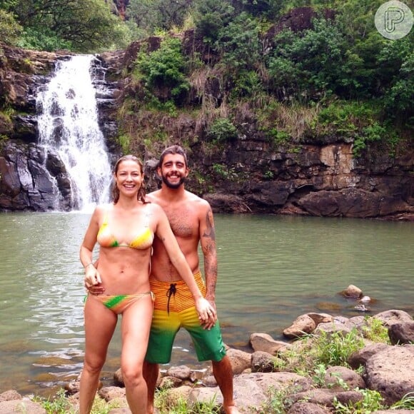 Luana Piovani e Pedro Scooby em uma cachoeira, no Havaí