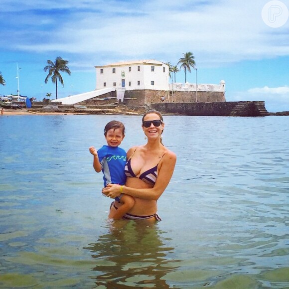 Luana Piovani curte praia com o filho, Dom, nesta quinta-feira, 26 de fevereiro de 2015