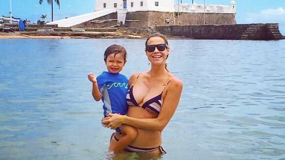 Luana Piovani posta foto de biquíni e curte praia com o filho, Dom, na Bahia