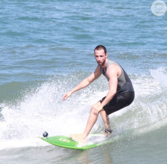 Quando tem uma volga na agenda, Rodrigo Santoro tira o tempo livre para surfar