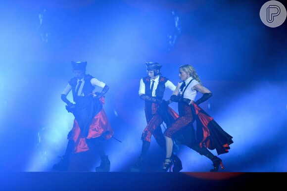 Vestida de toureiro, Madonna arrasou cantando o hit 'Living for Love', canção do seu novo álbum, 'Rebel Heart'. Nem o tombo foi capaz de tirar o brilho da estrela