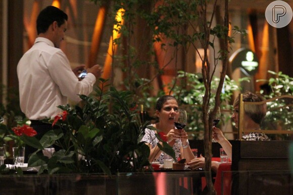 A atriz Claudia Raia relaxou com a amiga em um restaurante no shopping Village Mall, na Barra da Tijuca