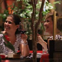 Claudia Raia, da novela 'Alto Astral', brinda com amiga em restaurante no RJ