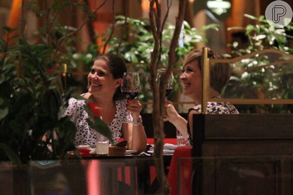 Claudia Raia, da novela 'Alto Astral', brinda com amiga em restaurante no Rio de Janeiro, nesta sexta-feira, 27 de fevereiro de 2015