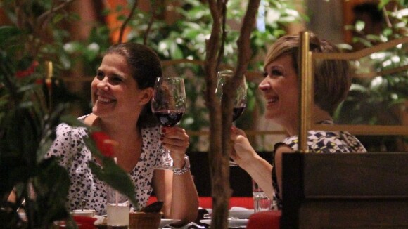 Claudia Raia, da novela 'Alto Astral', brinda com amiga em restaurante no RJ