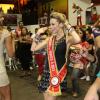 No Carnaval deste ano, Mariana usou a faixa de madrinha da Boneca G, que é uma festa para coroar a transformista torcedora da escola