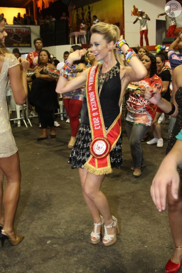 No Carnaval deste ano, Mariana usou a faixa de madrinha da Boneca G, que é uma festa para coroar a transformista torcedora da escola