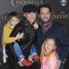 Jason Priestley, da série 'Barrados no Baile', leva a mulher e os filhos à première de 'Cinderela', em 1° de março de 2015