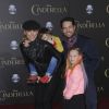 Jason Priestley posa com a família no tapete vermelho da première de 'Cinderela'
