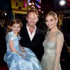 Ian Ziering e a filha posam com Lily James na première de 'Cinderela'