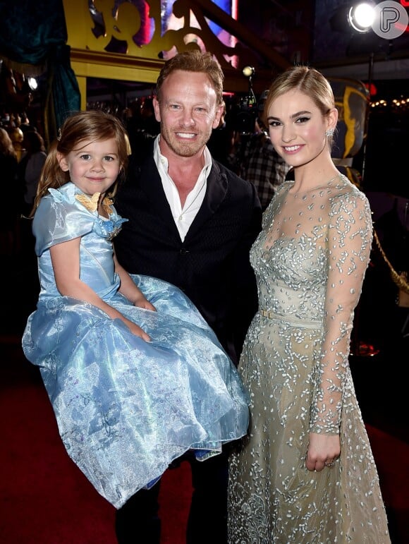 Ian Ziering e a filha posam com Lily James na première de 'Cinderela'