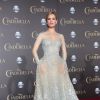Lily James posa com vestido brilhoso na première de 'Cinderela'