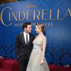 Richard Madden e Lily James posam na première de 'Cinderela'