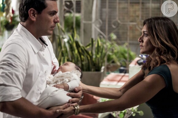Théo (Rodrigo Lombardi) conheceu Jéssica recentemente, mas ele ainda não sabe que é sua filha