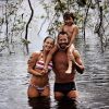 Malvino Salvador e Kyra Gracie posam com Sofia, filha mais velha do ator, no Rio Negro, em Manaus, em 2 de março de 2015