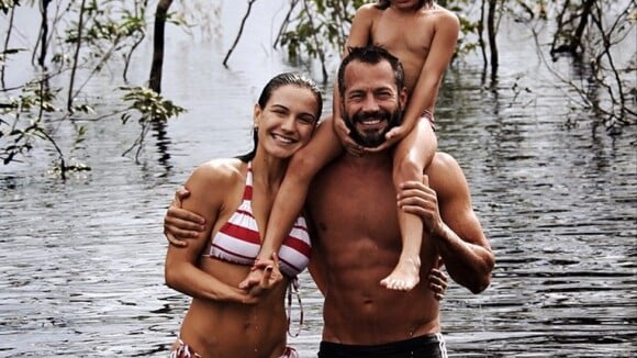 Malvino Salvador posa de sunga com Kyra Gracie e a filha Sofia em rio de Manaus