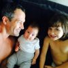 Malvino Salvador posa com as filhas Ayra e Sofia