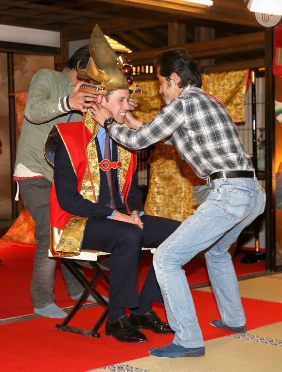 Príncipe William é vestido de samurai durante visita à emissora NHK, em Tóquio