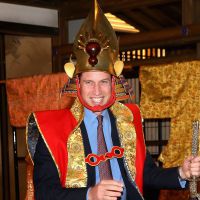 Príncipe William joga futebol e se veste de samurai em visita à China e ao Japão