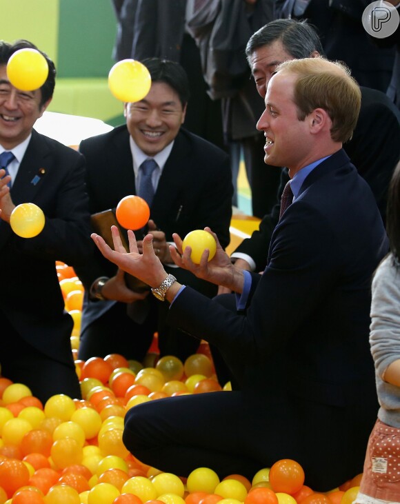 Príncipe William brinca de fazer malabarismo com bolas durante visita a crianças em um parque infantil