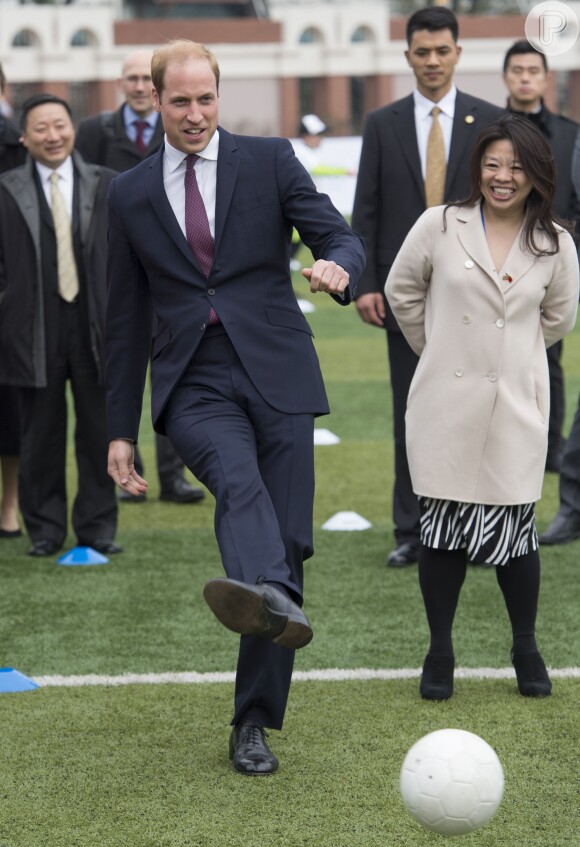 Príncipe William joga futebol na China
