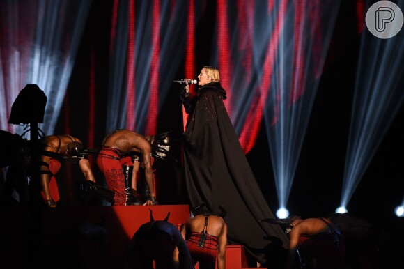 A cantora Madonna também passou por um momento inusitado ao cair do palco do BRIT Awards após ser puxada pela capa por um dos seus bailarinos