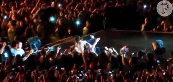 Em 2013, a diva pop Beyoncé acabou sendo puxada por um fã e caiu em cima do público durante show em São Paulo