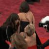 A atriz Jennifer Lawrence também caiu no tapete vermelho do Oscar em 2014, um ano depois de ter caído no palco ao vencer o prêmio de Melhor Atriz pelo filme "O Lado Bom da Vida"