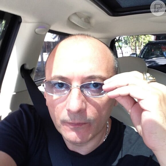 Britto Jr. posta foto com olharzinho de suspense sob  os óculos de lentes roxas