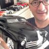 Além da coleção de óculos, Britto Jr. também tem uma coleção de carros de brinquedo! Olha ele ostentando a sua réplica em miniatura de um Mercury 1951