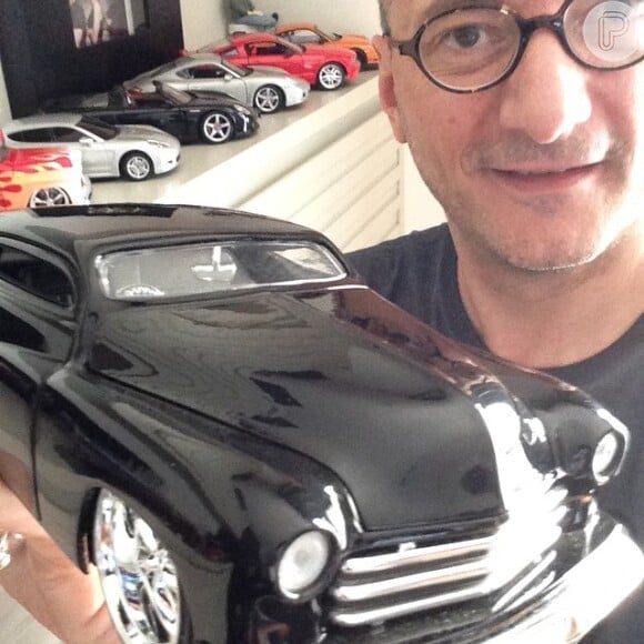 Além da coleção de óculos, Britto Jr. também tem uma coleção de carros de brinquedo! Olha ele ostentando a sua réplica em miniatura de um Mercury 1951