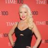 Christina Aguilera escolhe vestido com decote generoso