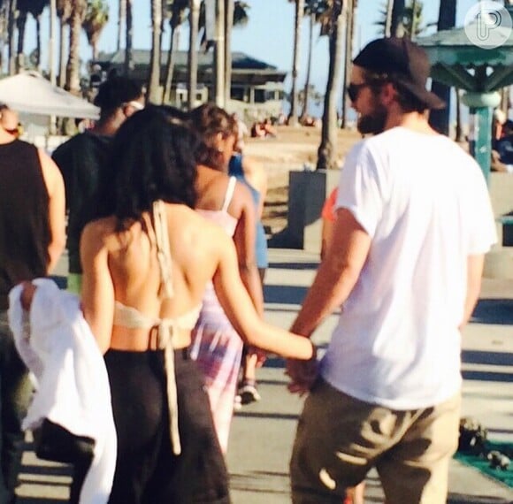 Robert Pattinson e FKA Twigs foram fotografados em Venice Beach, na Califórnia