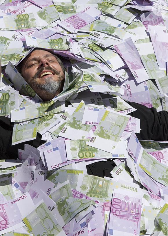 'Império': José Alfredo (Alexandre Nero) encontra sua fortuna e nada no dinheiro. Veja fotos!