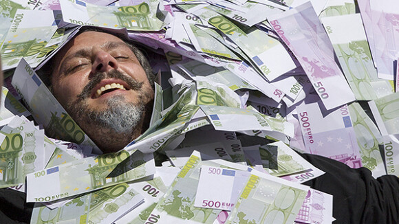 'Império': José Alfredo nada em dinheiro após desenterrar fortuna. Veja fotos!
