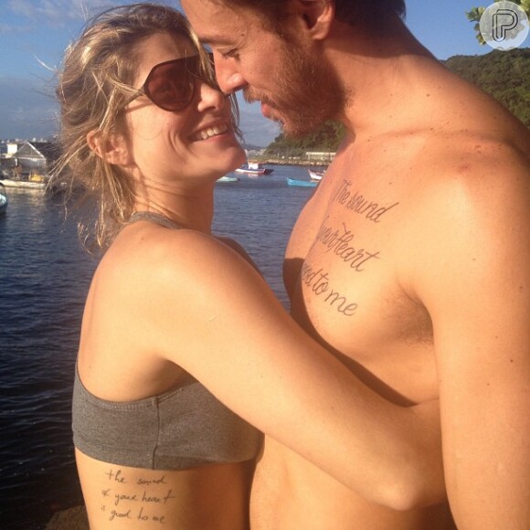 Priscila Fantin publica foto em seu Instagram, em 24 de abril de 2013, em que aparece com a mesma tatuagem que o marido