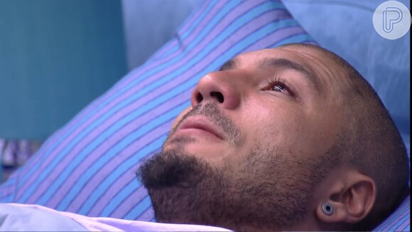 Fernando chora enquanto conta que Luan disse para ele que Amanda fica 'dando mole'
